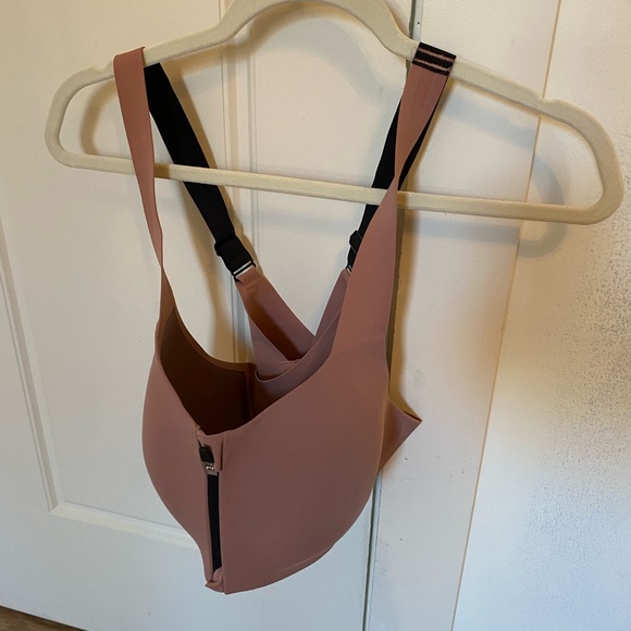 Knix Catalyst Bra with front zipper size 7 in the colour Rosewood - Picture 6 of 7